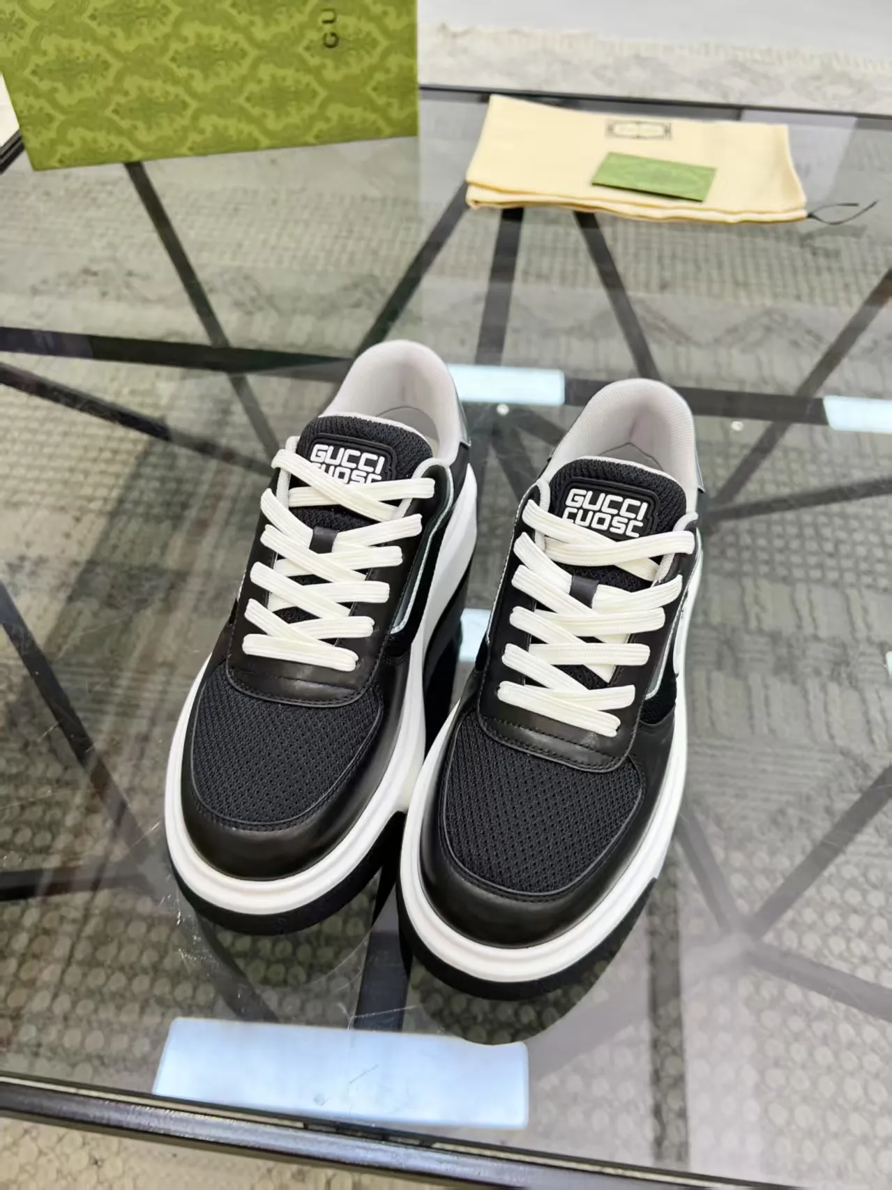 Factory price: 460💰Gucci new men's shoes GUCCI [Lightning] latest shoes are shipped. Original quality, fashionable, made of special materials, sheepskin lining, brand new packaging. The foot feels super comfortable and the workmanship is impeccable. Size: 38-45
